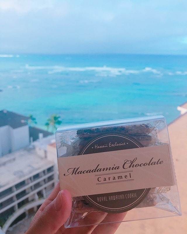 macadamia chocolate caramel cookie